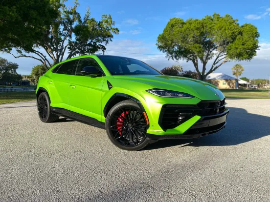 Cum să economisești bani de tren: ia-ți propriul Lamborghini Urus în leasing și lasă poveștile cu „amici” pentru ANAF