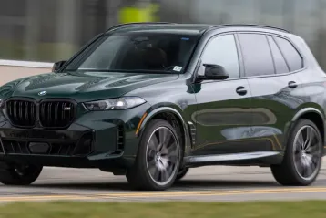 Cum să eviți penibilul în parcarea de la muncă: ia-ți propriul BMW X5 în leasing și lasă mașina soacrei în pace