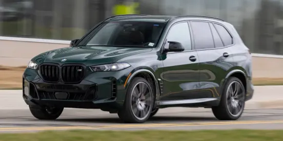 Cum să eviți penibilul în parcarea de la muncă: ia-ți propriul BMW X5 în leasing și lasă mașina soacrei în pace