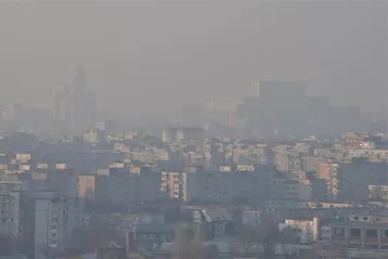 Aerul pe care îl respirăm și mașina pe care o conducem: Provocarea poluării în București și soluțiile de mobilitate sustenabilă