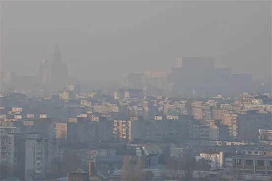 Aerul pe care îl respirăm și mașina pe care o conducem: Provocarea poluării în București și soluțiile de mobilitate sustenabilă