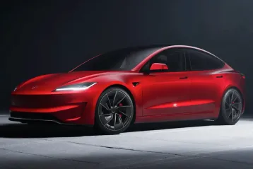 Review Tesla Model 3: Smartphone-ul pe roți care a eliminat manetele și a cucerit contabilitatea în IT