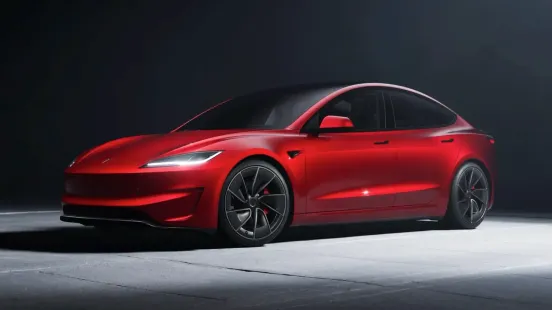 Review Tesla Model 3: Smartphone-ul pe roți care a eliminat manetele și a cucerit contabilitatea în IT