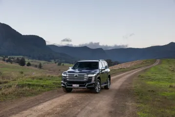 Review Toyota Land Cruiser 300 Performance Hybrid: Echilibrul perfect între tehnologia avansată și fiabilitatea legendară off-road