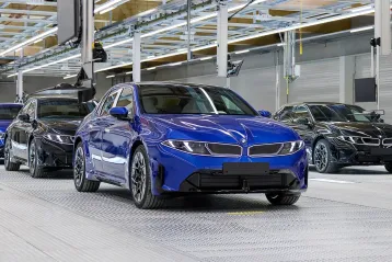 Începe era 100% electrică pentru cel mai vândut sedan bavarez: Producția noului BMW i3 a demarat oficial