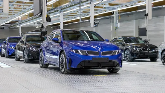 Începe era 100% electrică pentru cel mai vândut sedan bavarez: Producția noului BMW i3 a demarat oficial
