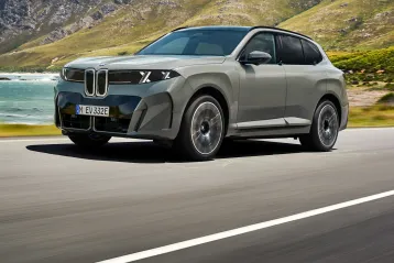 Review BMW iX5: Regele parcării pe două locuri a trecut pe curent. Acum ocupă trei, cu tot cu cablul.