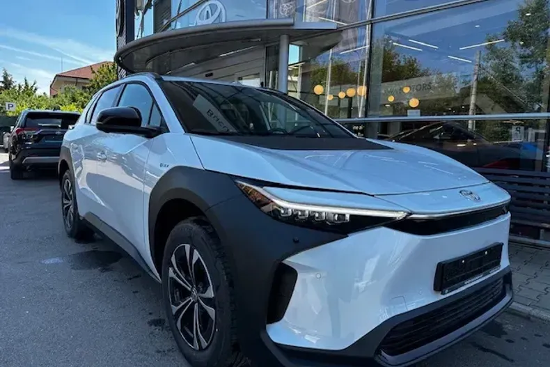 Toyota bZ4X din 2024 cu 10 km - oferta TOY104045 - foto 3