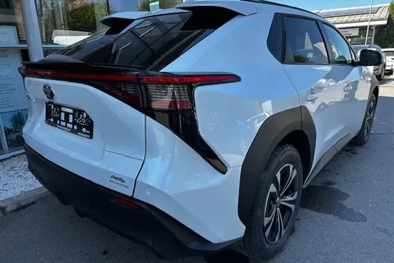 Toyota bZ4X din 2024 cu 10 km - oferta TOY104045 - foto 5