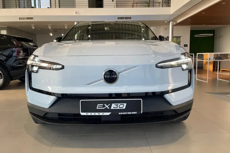 Volvo EX30 din 2024 cu 4.000 km - oferta VOL104511 - foto 2