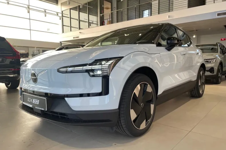 Volvo EX30 din 2024 cu 4.000 km - oferta VOL104511 - foto 3