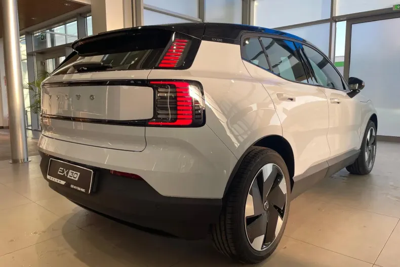 Volvo EX30 din 2024 cu 4.000 km - oferta VOL104511 - foto 6