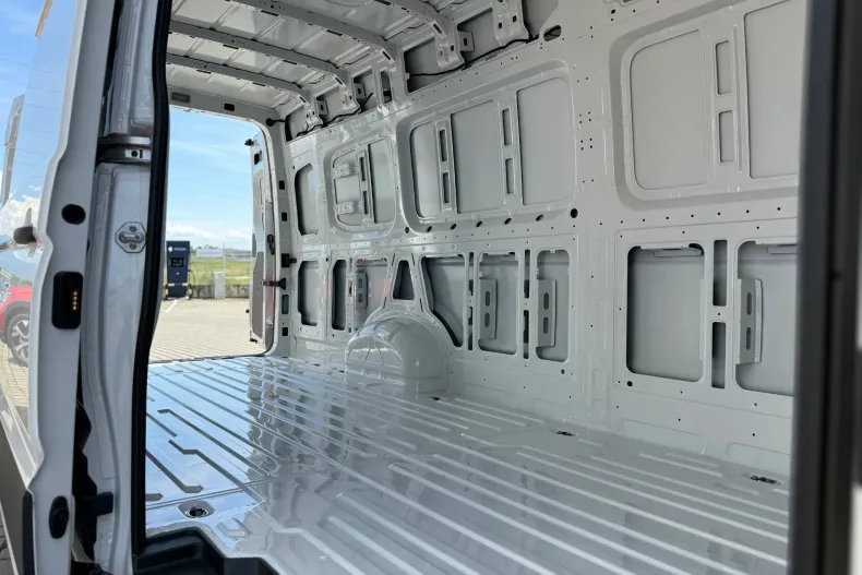 Volkswagen Crafter din 2025 cu 3 km - oferta VOL104538 - foto 9