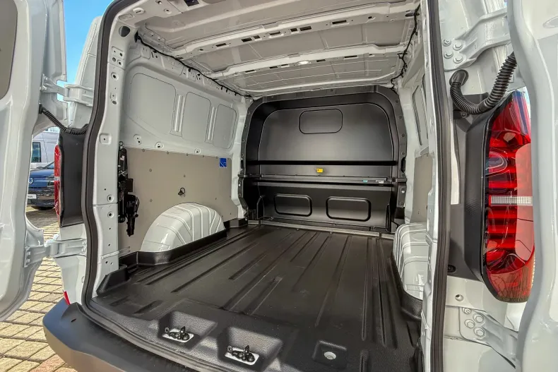 Volkswagen Transporter din 2025 cu 3 km - oferta VOL104539 - foto 8