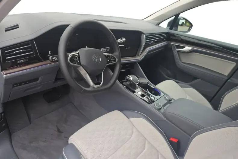 Volkswagen Touareg din 2023 cu 3.766 km - oferta VOL105259 - foto 4