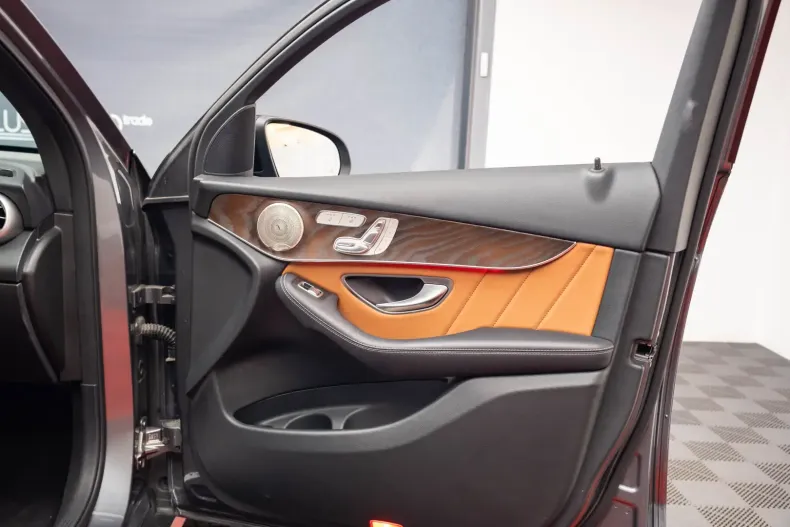 Mercedes-Benz GLC 300 din 2020 cu 107.500 km - oferta MER105325 - foto 24