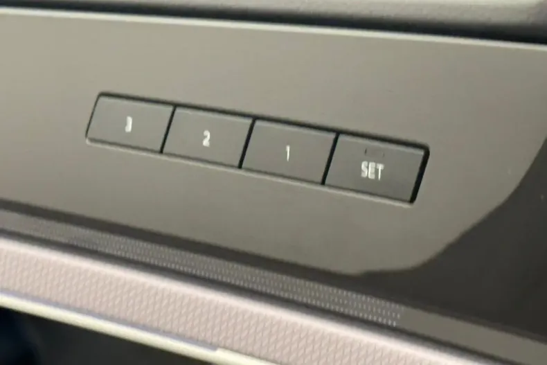 Volkswagen Touareg din 2022 cu 84.900 km - oferta VOL105423 - foto 4