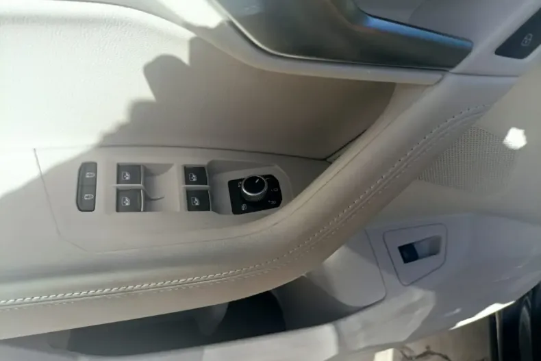 Volkswagen Touareg din 2025 cu 80.365 km - oferta VOL105432 - foto 12