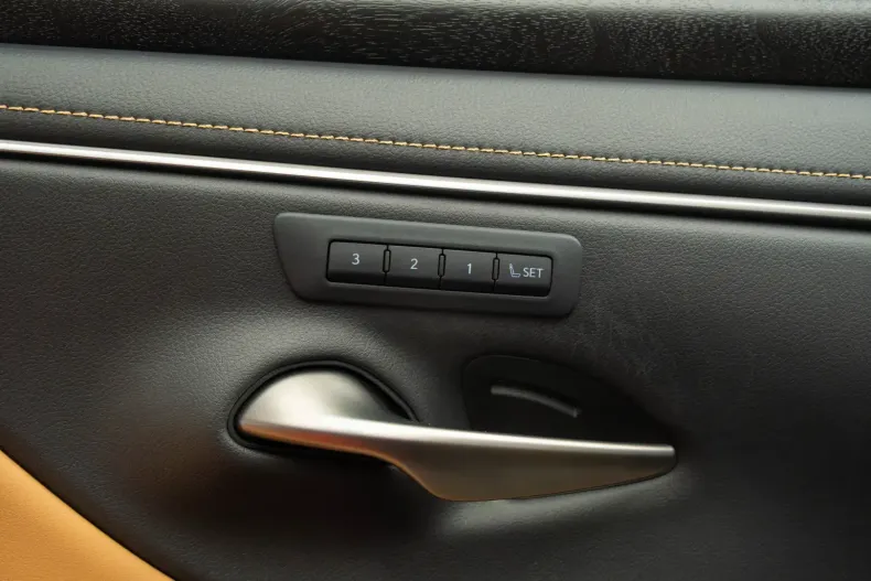 Lexus ES 300 din 2025 cu 29.900 km - oferta LEX105459 - foto 31