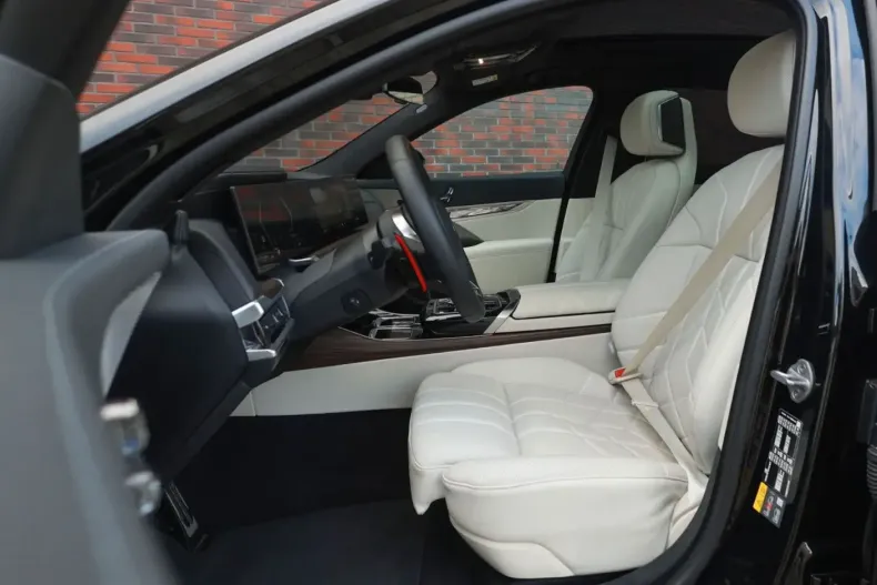 BMW M760 din 2023 cu 33.057 km - oferta BMW106090 - foto 1