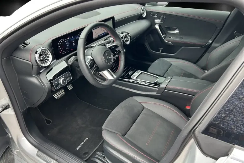 Mercedes-Benz CLA 180 din 2023 cu 3.176 km - oferta MER106092 - foto 6