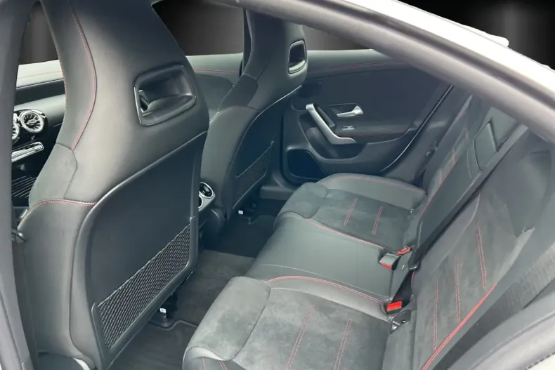 Mercedes-Benz CLA 180 din 2023 cu 3.176 km - oferta MER106092 - foto 7