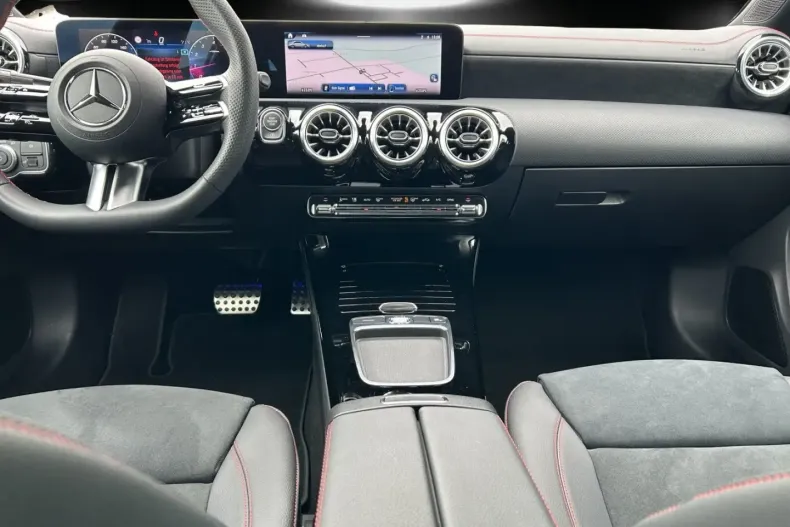 Mercedes-Benz CLA 180 din 2023 cu 3.176 km - oferta MER106092 - foto 9