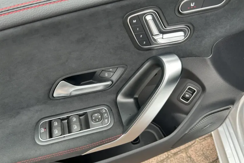 Mercedes-Benz CLA 180 din 2023 cu 3.176 km - oferta MER106092 - foto 11