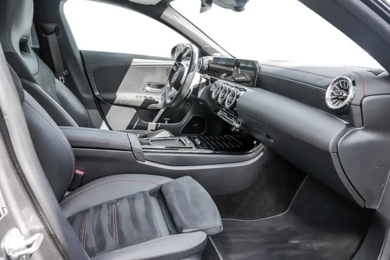 Mercedes-Benz CLA 250 din 2024 cu 9.621 km - oferta MER106104 - foto 5