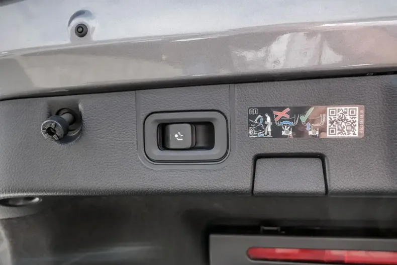 Mercedes-Benz CLA 250 din 2024 cu 9.621 km - oferta MER106104 - foto 12