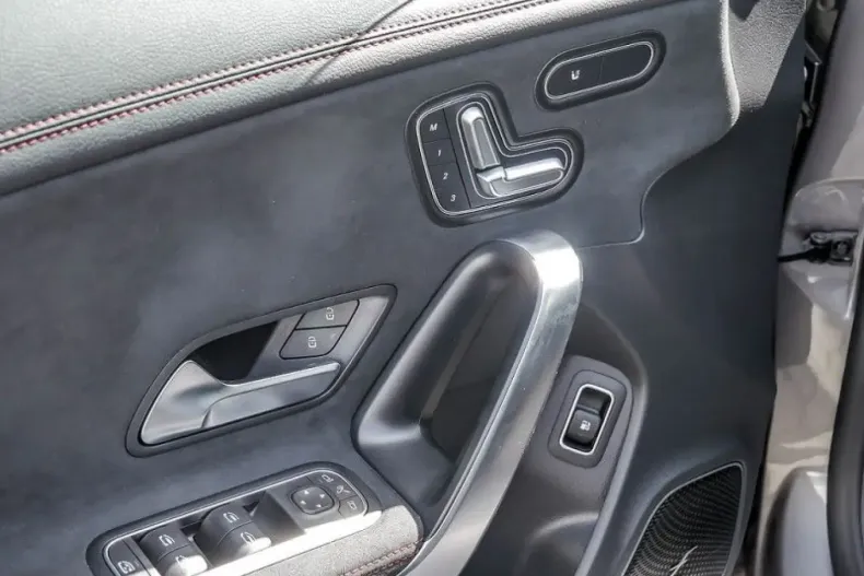 Mercedes-Benz CLA 250 din 2024 cu 9.621 km - oferta MER106104 - foto 16