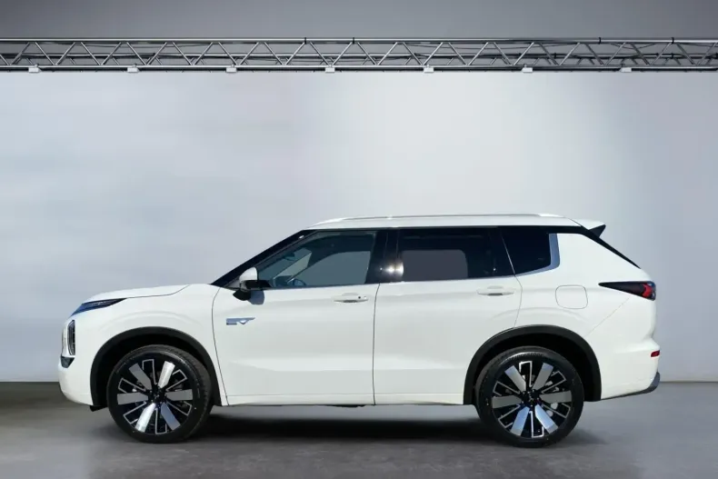 Mitsubishi Outlander din 2025 cu 4.000 km - oferta MIT106243 - foto 3