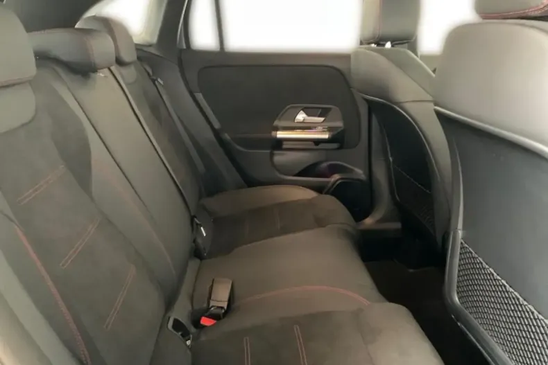 Mercedes-Benz GLA 200 din 2023 cu 32.227 km - oferta MER106254 - foto 10