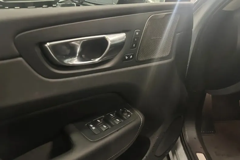 Volvo XC60 din 2024 cu 12.000 km - oferta VOL106534 - foto 13