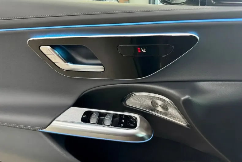 Mercedes-Benz E 300 din 2025 cu 3.600 km - oferta MER107021 - foto 8