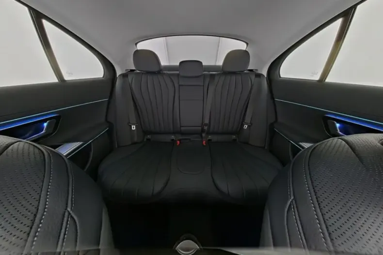 Mercedes-Benz E 200 din 2024 cu 3.897 km - oferta MER107023 - foto 7