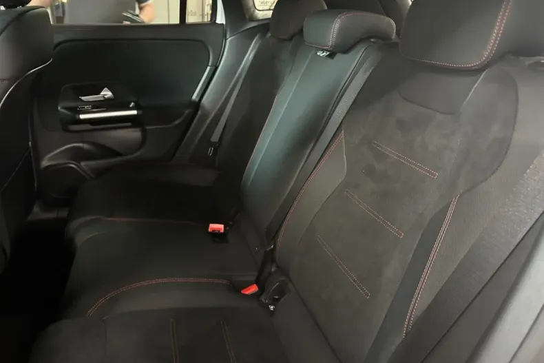 Mercedes-Benz GLA 250 din 2024 cu 30.000 km - oferta MER107114 - foto 13