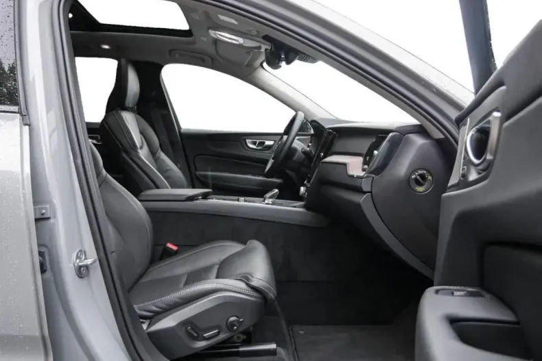 Volvo XC60 din 2024 cu 26.350 km - oferta VOL107151 - foto 4