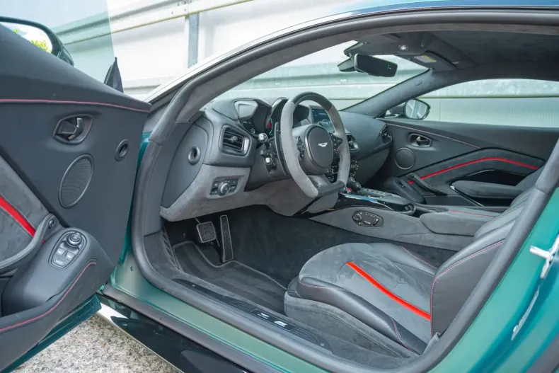 Aston Martin V8 Vantage din 2023 cu 16.810 km - oferta AST107565 - foto 17