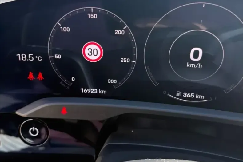 Porsche Taycan din 2024 cu 16.800 km - oferta POR107682 - foto 9