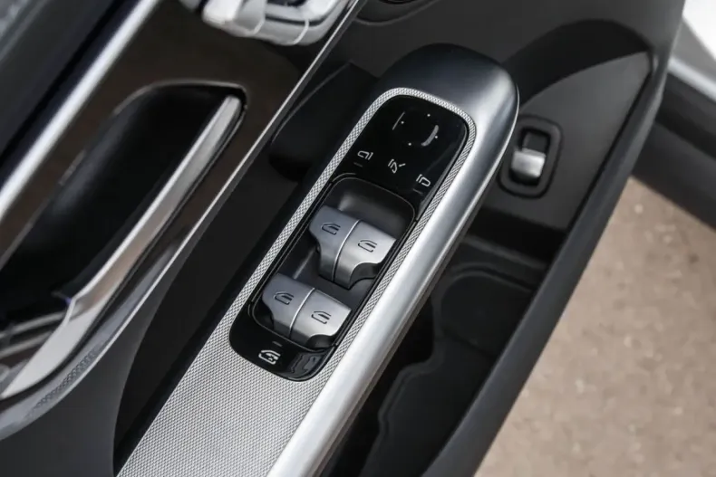 Mercedes-Benz GLC 200 din 2024 cu 23.260 km - oferta MER107757 - foto 13