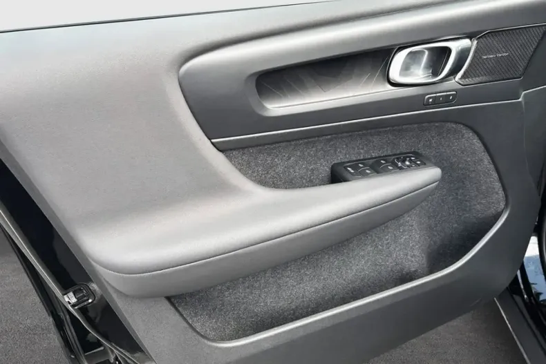 Volvo XC40 din 2022 cu 25.691 km - oferta VOL108018 - foto 20