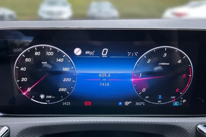 Mercedes-Benz CLA 200 din 2024 cu 7.378 km - oferta MER108283 - foto 5