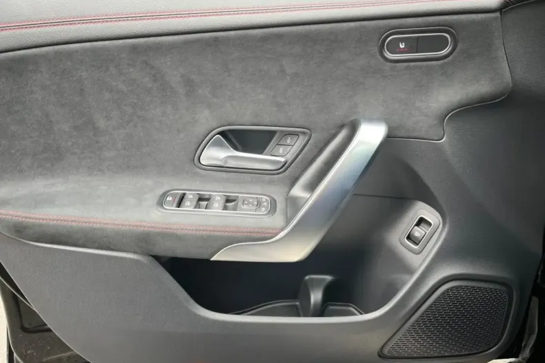 Mercedes-Benz CLA 200 din 2024 cu 7.378 km - oferta MER108283 - foto 19