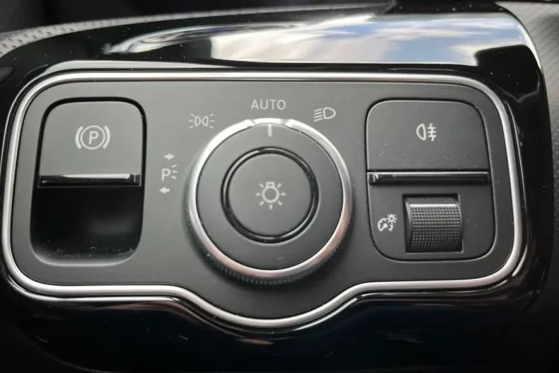 Mercedes-Benz CLA 200 din 2024 cu 7.378 km - oferta MER108283 - foto 20