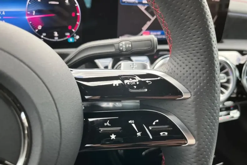 Mercedes-Benz CLA 200 din 2024 cu 7.378 km - oferta MER108283 - foto 22