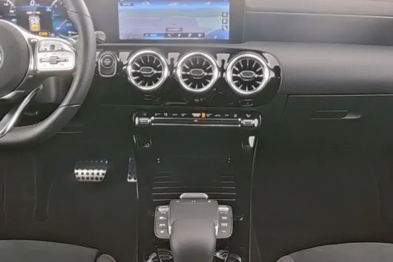 Mercedes-Benz CLA 250 din 2024 cu 20.350 km - oferta MER108328 - foto 7