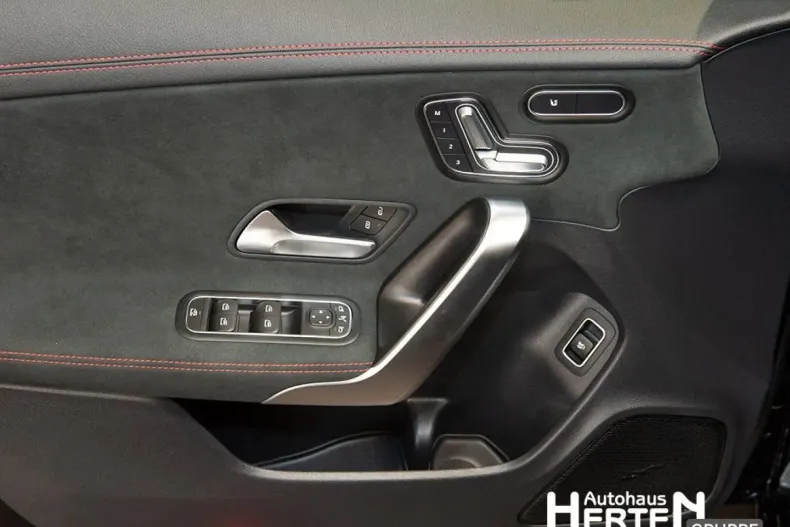 Mercedes-Benz CLA 250 din 2024 cu 6.762 km - oferta MER108329 - foto 9