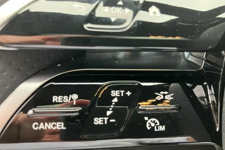 Mercedes-Benz GLA 250 din 2024 cu 24.800 km - oferta MER108548 - foto 16