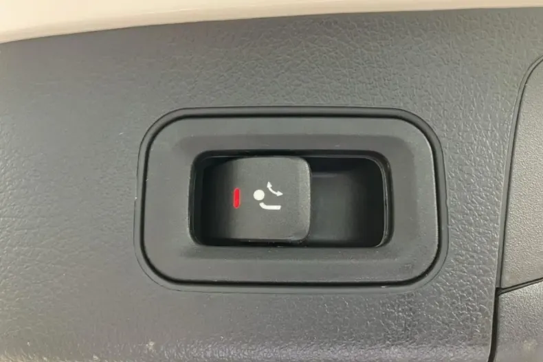 Mercedes-Benz GLA 250 din 2024 cu 24.800 km - oferta MER108548 - foto 18